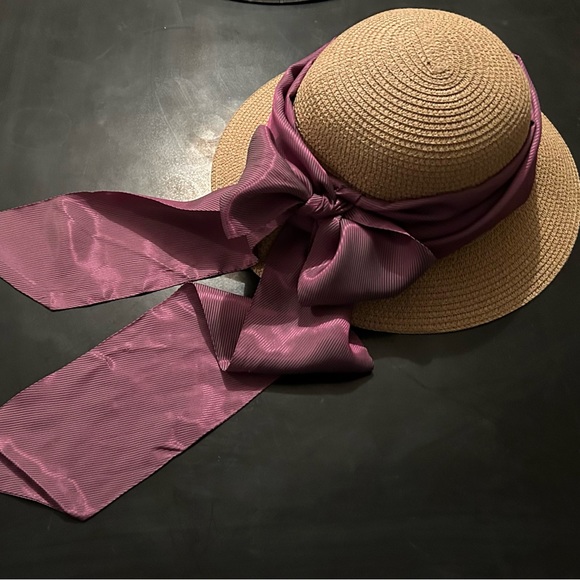 Summer straw hat
Pretty straw hat with mauve-pink ribbon
Never used - Picture 3 of 4